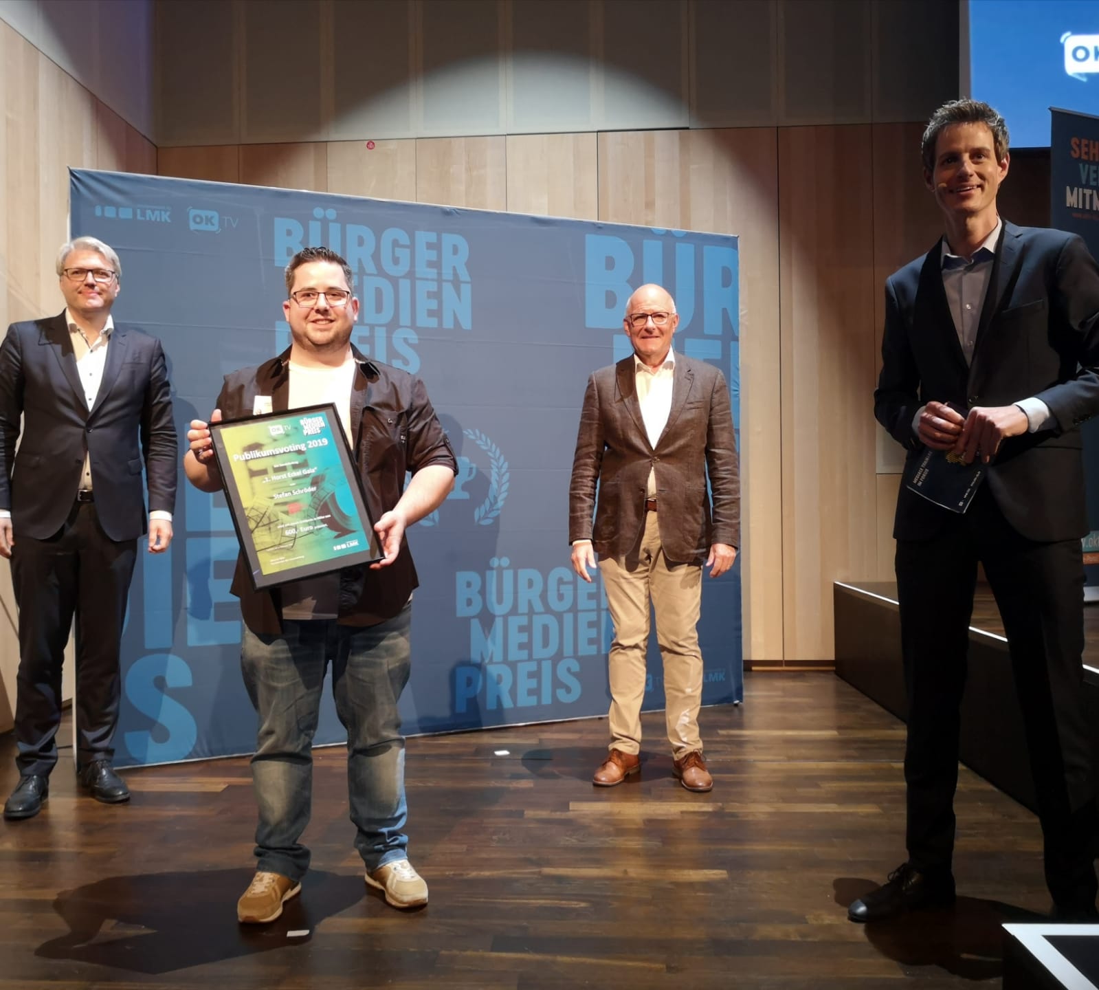 Dr. Marc Jan Eumann (Direktor der Medienanstalt RLP), Preisträger Stefan Schröder und Albrecht Bähr (Vorsitzender der Medienanstalt RLP) und Markus Appelmann (Moderation)